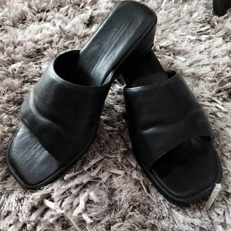 Dámské černé kožené pantofle na podpatku retro vintage
