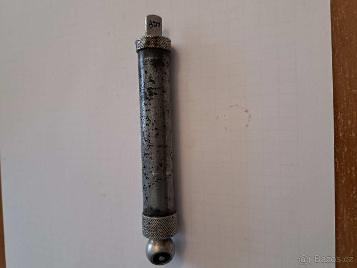 Starý hliníkový tlakoměr na motorku