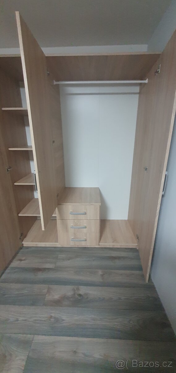 Velká šatní skříň