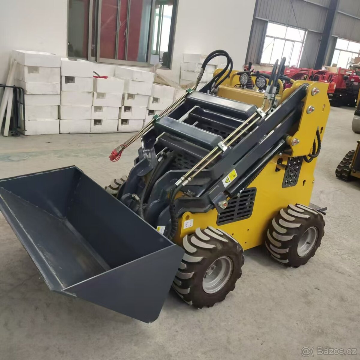 Mini nakladač, smykový nakladač