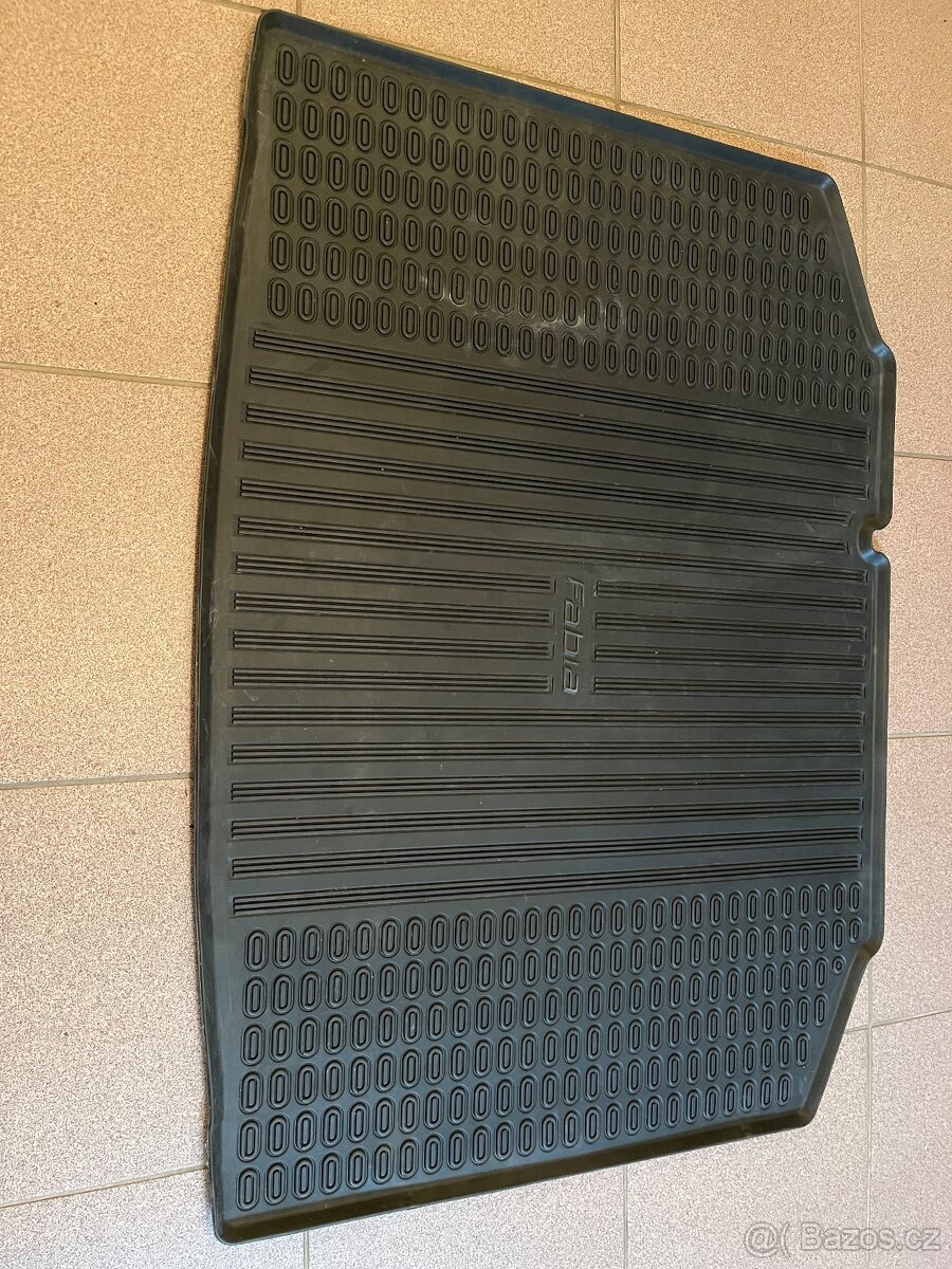 Gumový koberec do kufru Škoda Fabia II