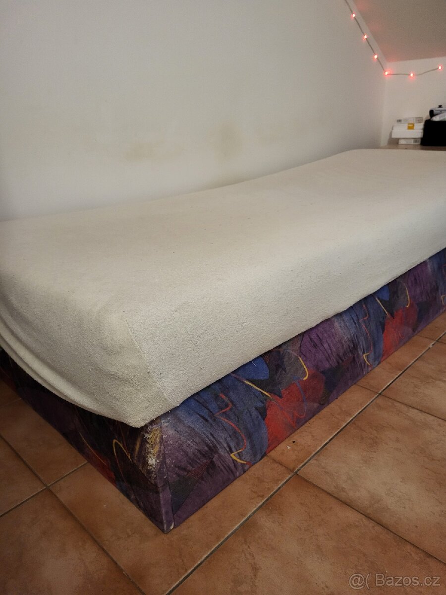 dvě samostatné postele zdarma za odvoz