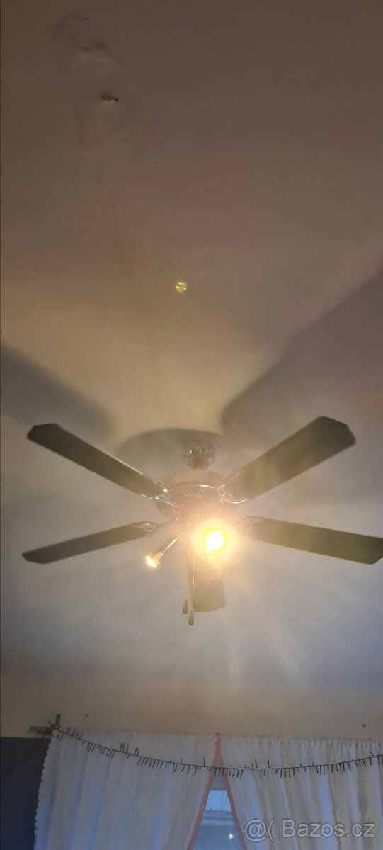 Světlo s ventilatotem stropní