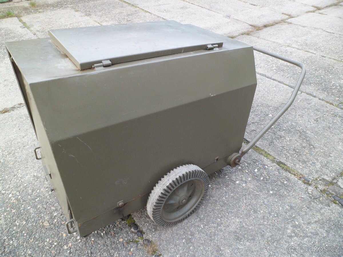 Vojenský startovací vozík - skříň s podvozkem bez baterií
