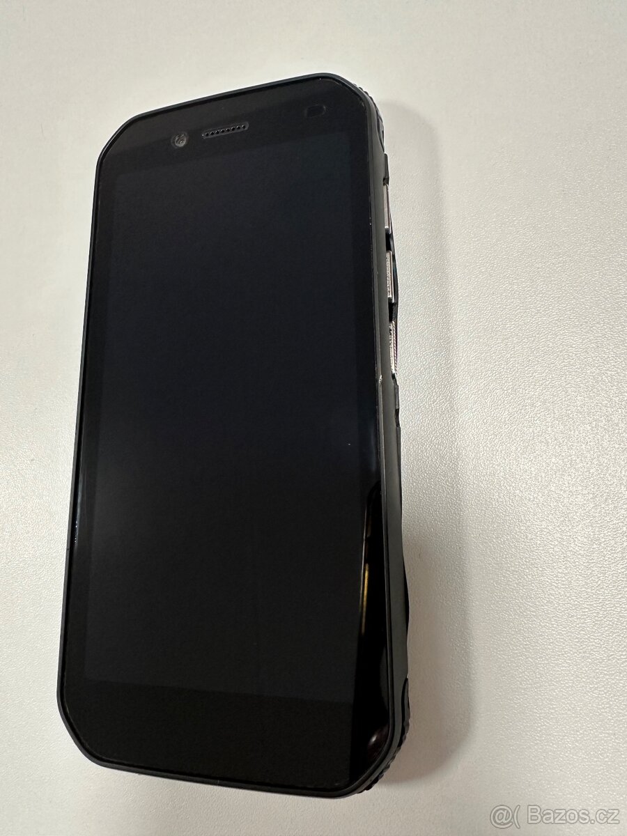 Cat S42. Odolný smartphone IP68