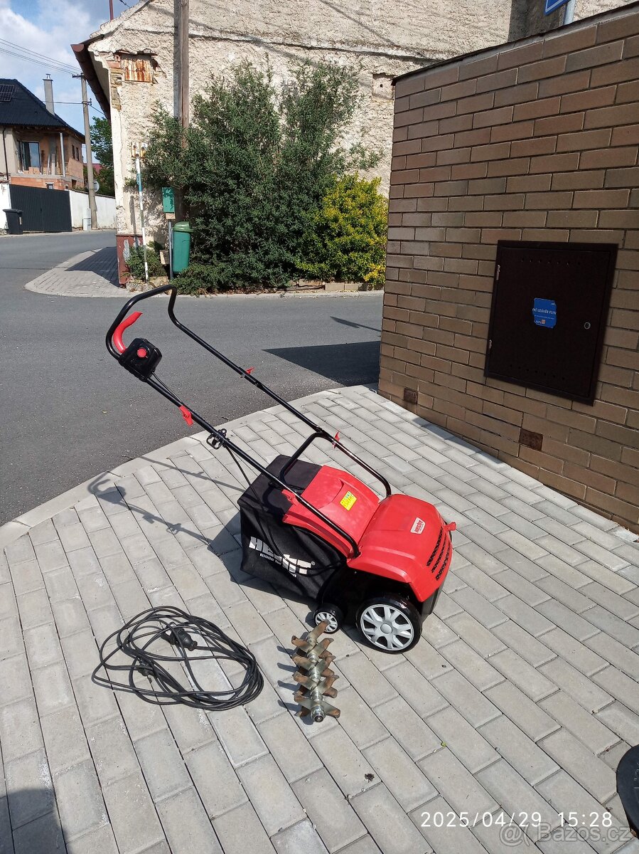 Elektrický vertikutátor - provzdušňovač trávníku