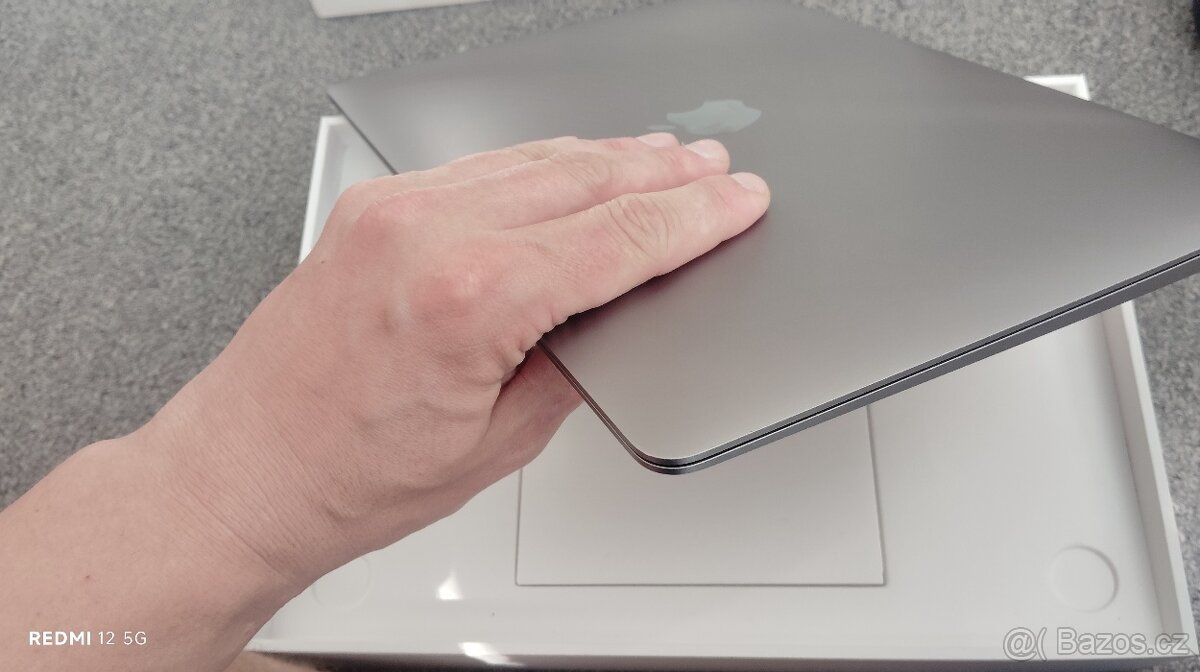 Macbook Apple M1 chip 8 GB LPDDR4 RAM 256GB solid-state disk