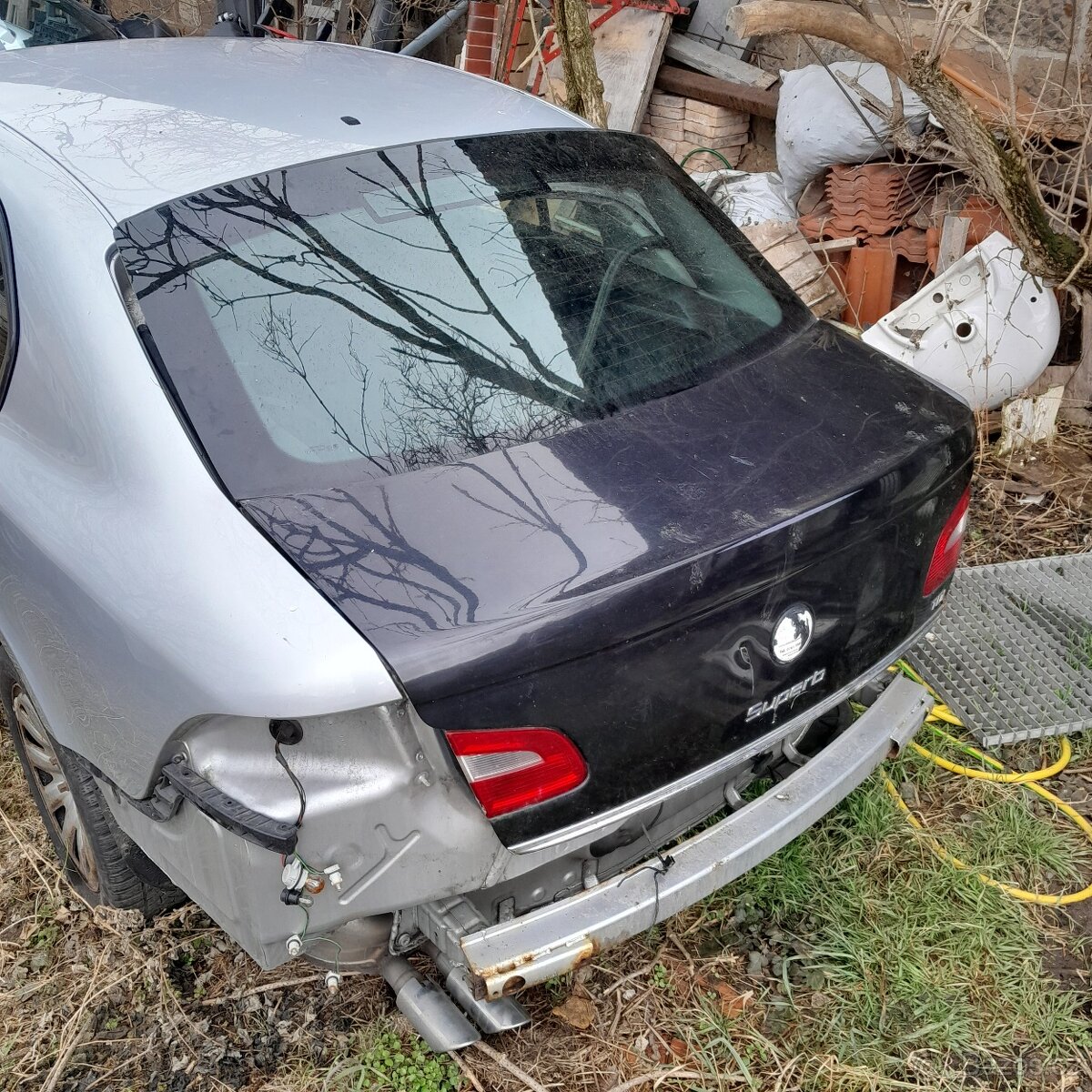Škoda Superb II, zadní víko černá per. metalíza