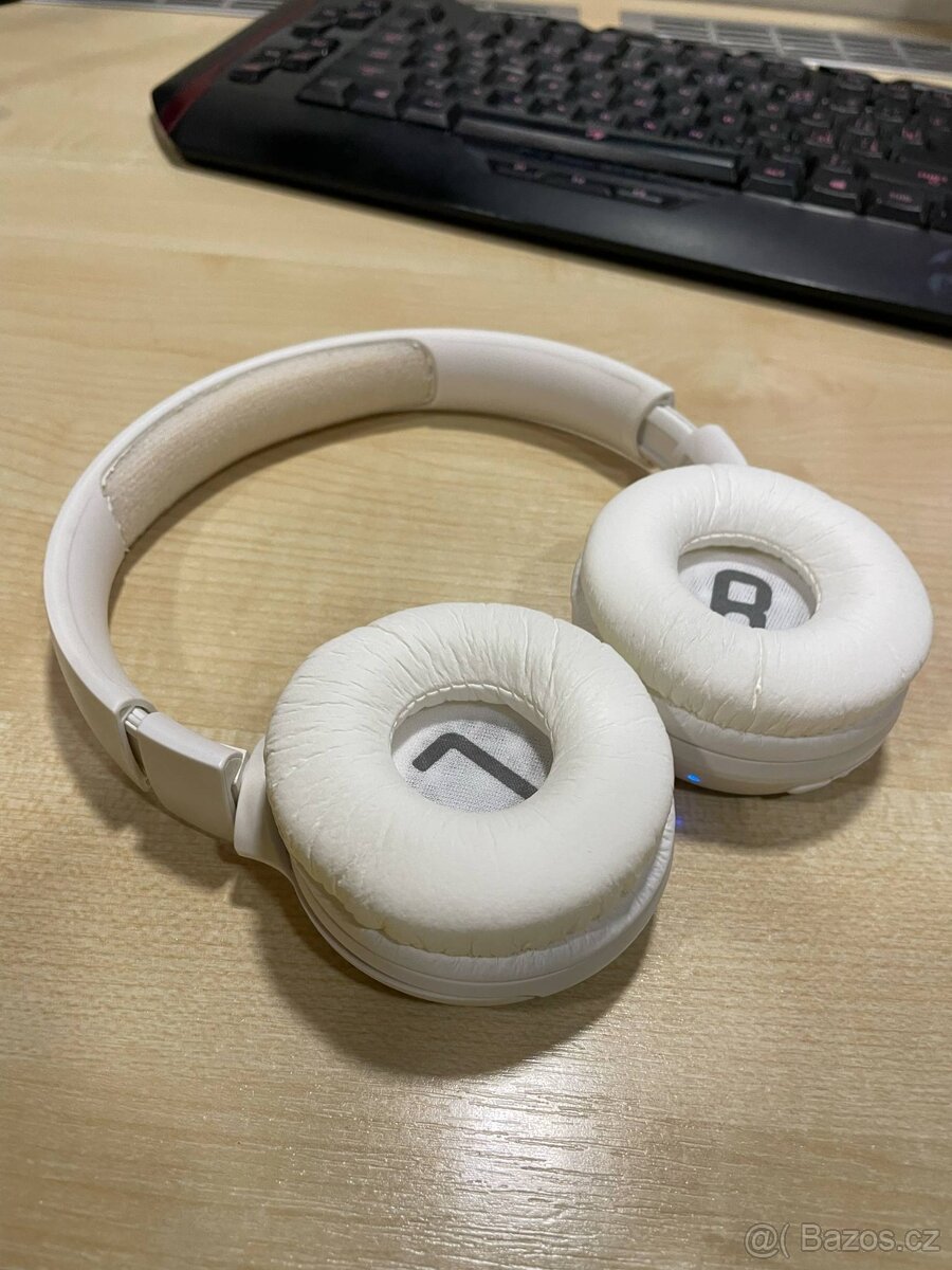 JBL 500BT sluchátka - NOVÉ NÁUŠNÍKY - bílé
