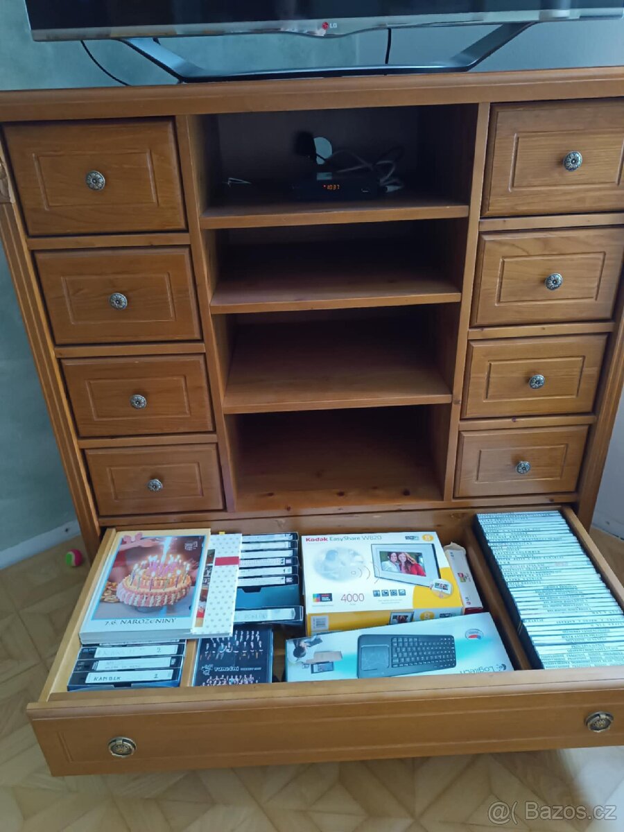 Komoda pod televizi