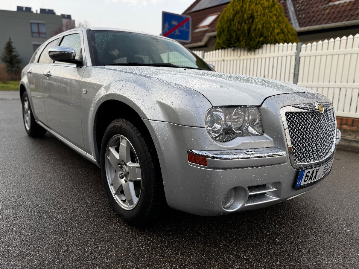 Chrysler 300C 5.7 hemi 250kw - 340PS 4x4 - touring -NOVÝ LAK