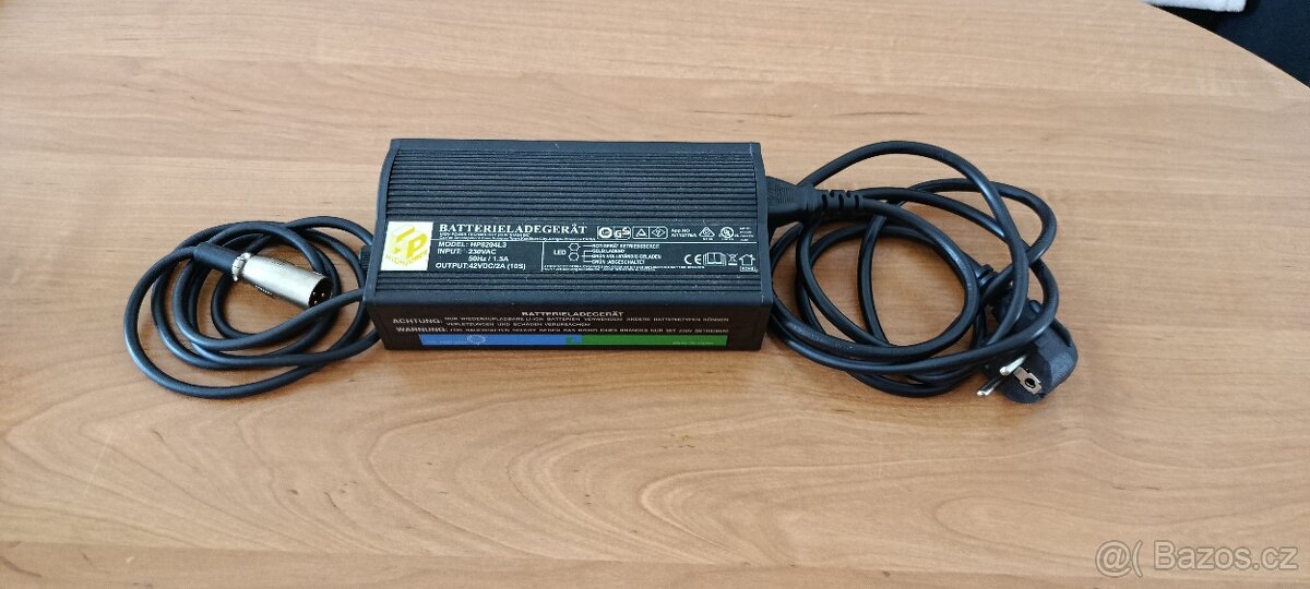 Cestovní nabíječka baterií elektrických vozíků, skútrů a ele