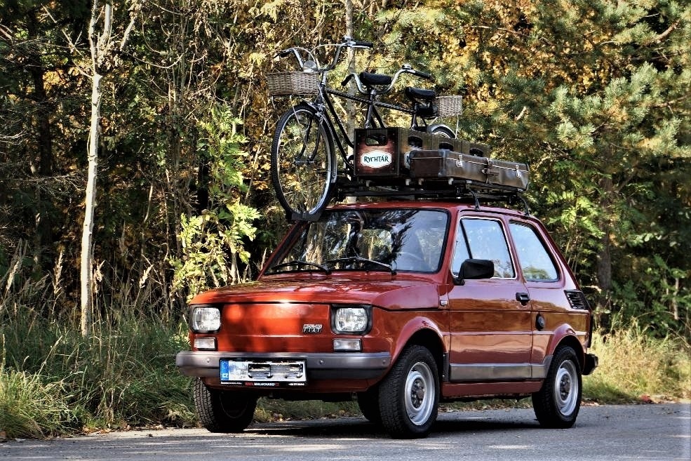 Střešní nosič + retro dvojkolo + rekvizity na Fiat 126p