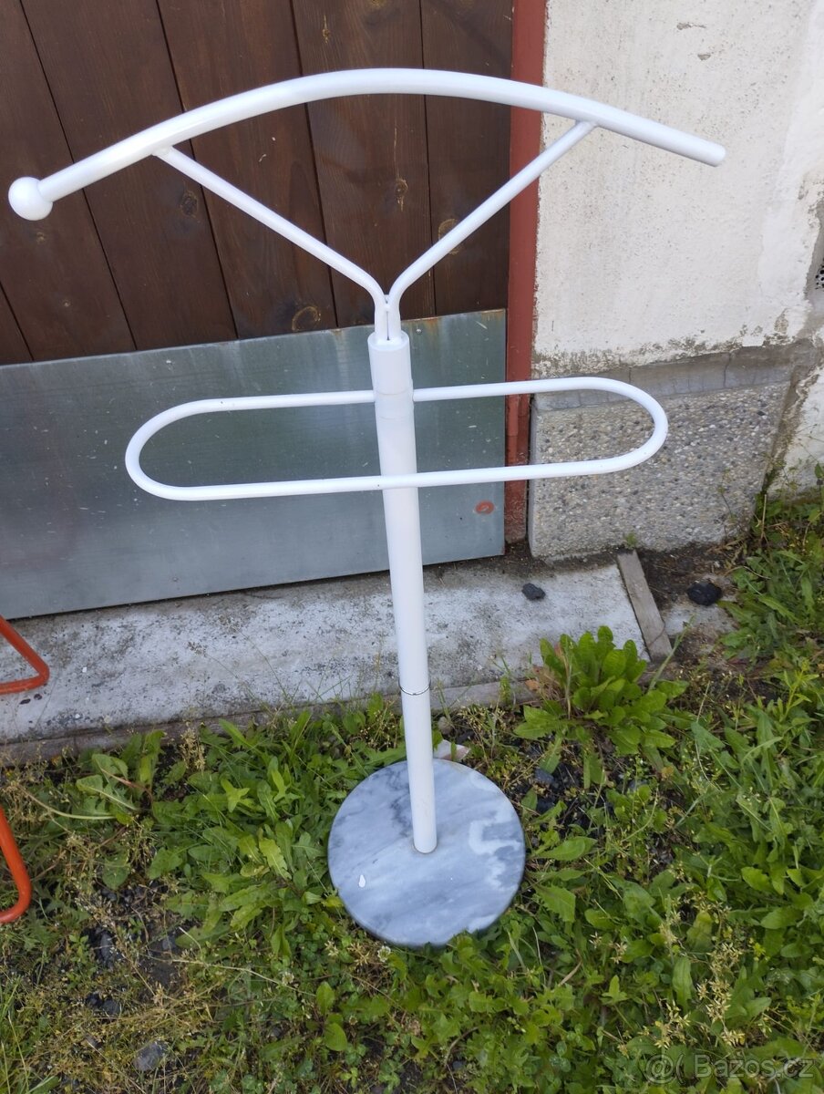 Věšák němí sluha