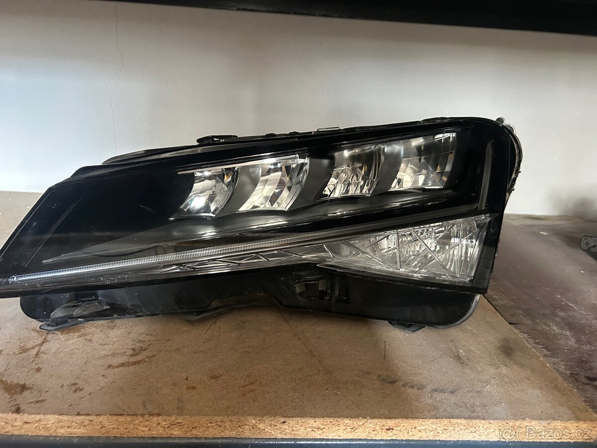 Škoda Superb 3 levé přední světlo