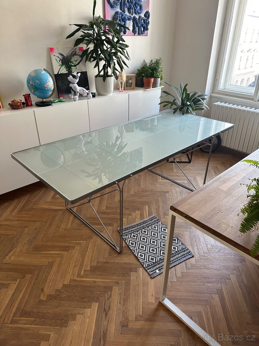 Stůl IKEA Moment Niels Gammelgaard