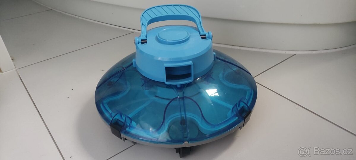 Automatický bazénový vysavač CF Orca 40 AKU.