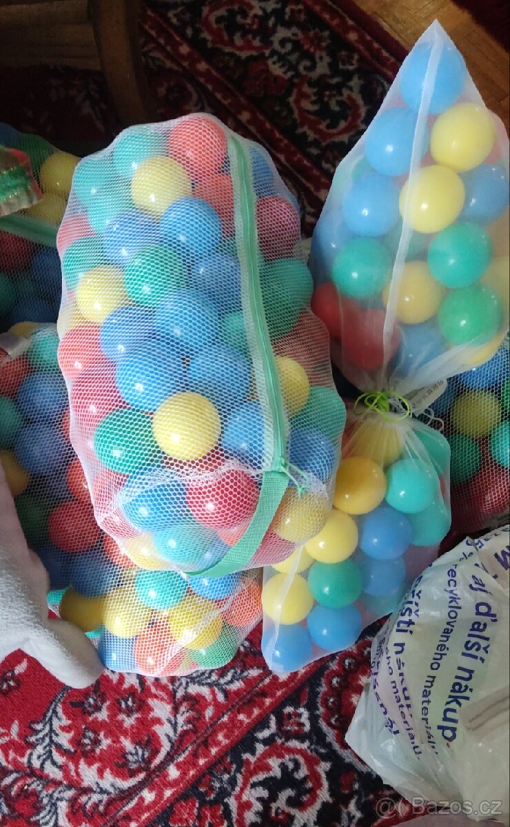 Plastové koule 6 cm na válení přes 500 ks