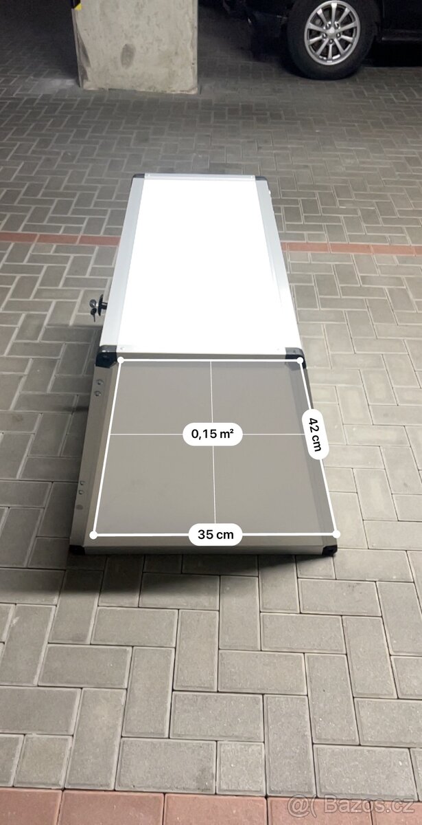 Přepravní klec pro psa.