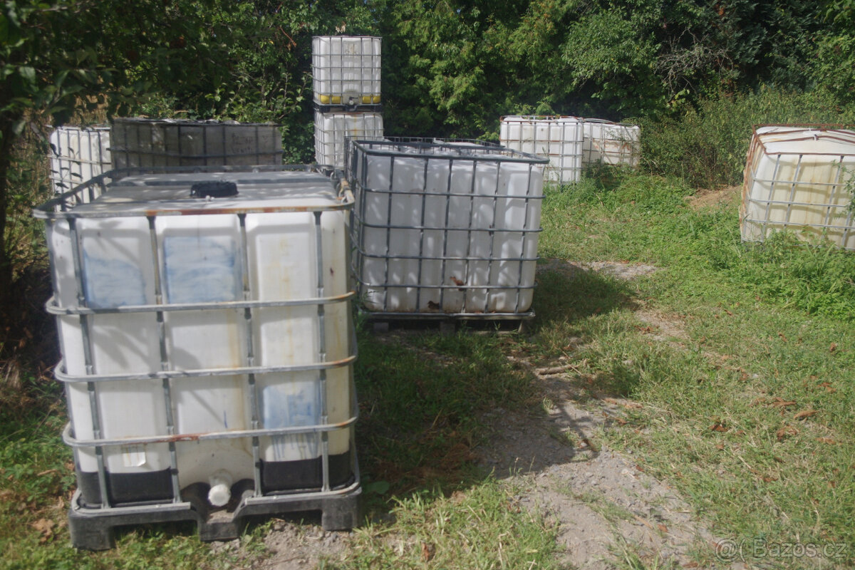 Nádrže 1000l poškozené