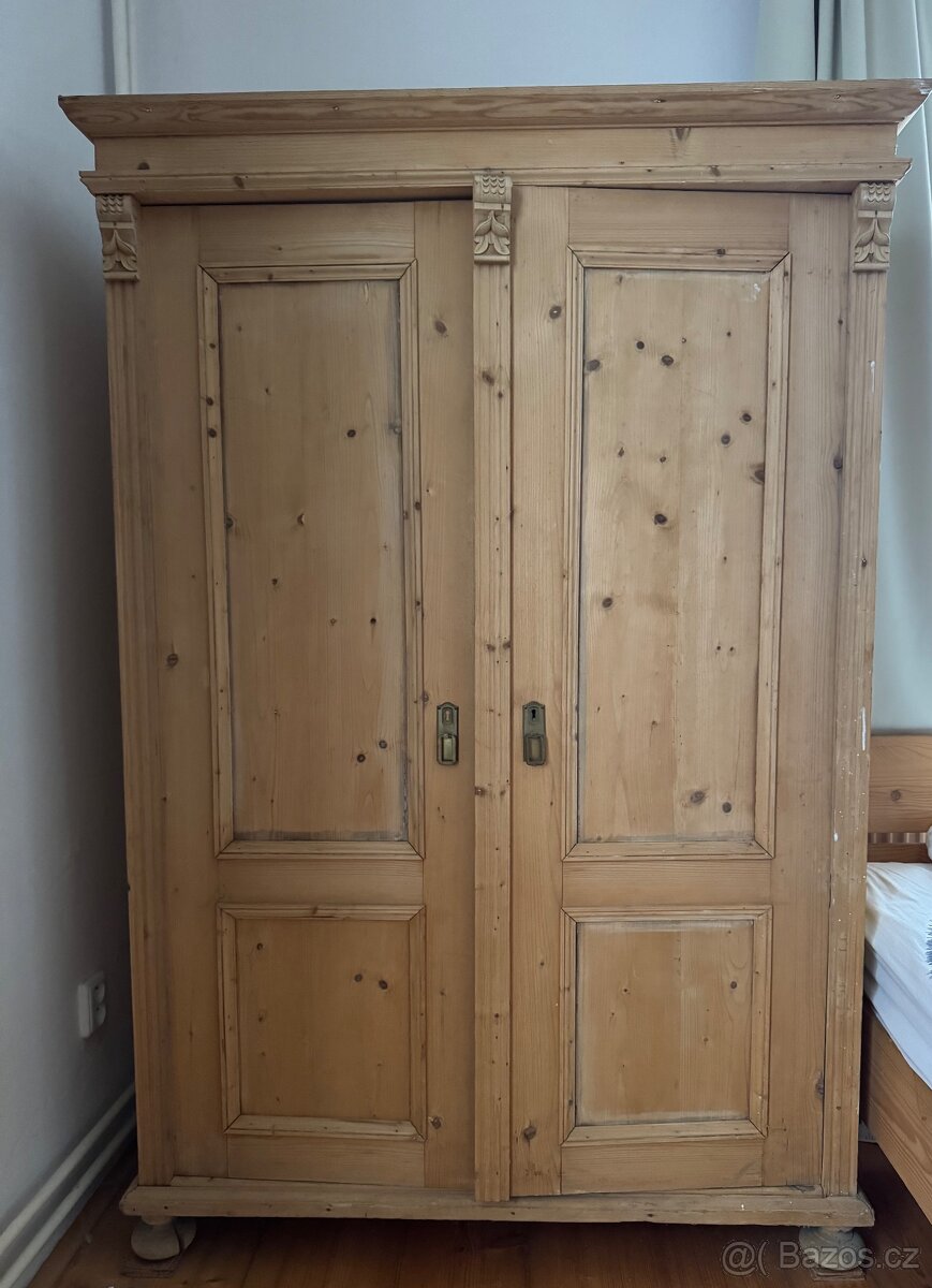 Smrková skříň k renovaci