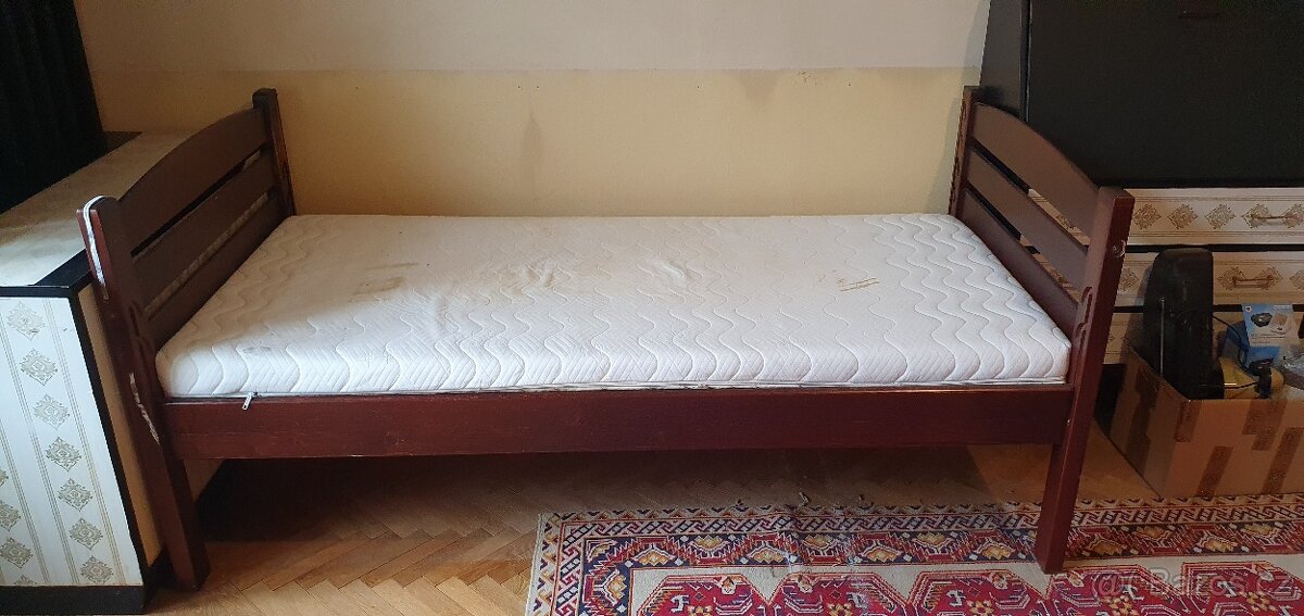 Starší dřevěná postel - jednolůžko