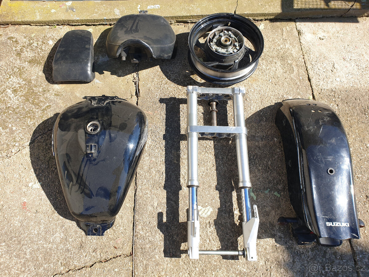 Prodám náhradní díly suzuki M 800 intruder, od r. v. 2005