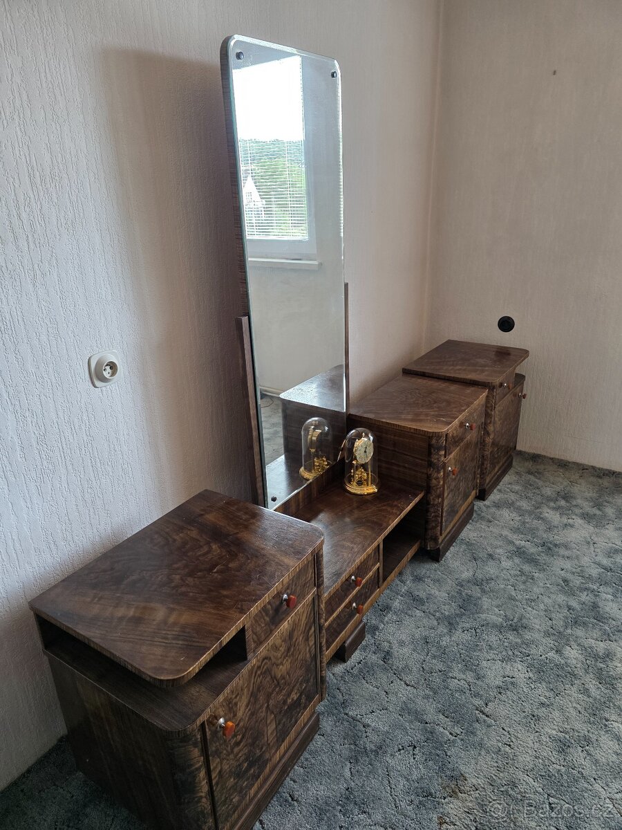 Toaleta a noční stolky