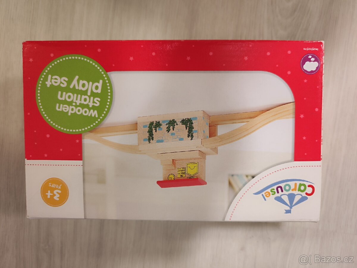 Dřevěná vláčkodráha, nádraží Carousel