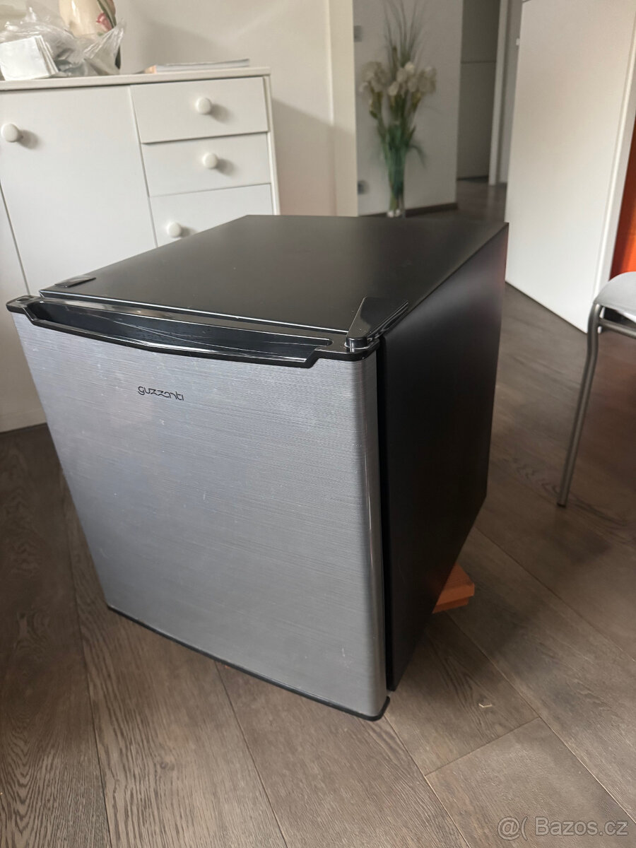 Minilednice Guzzanti GZ 06B černá