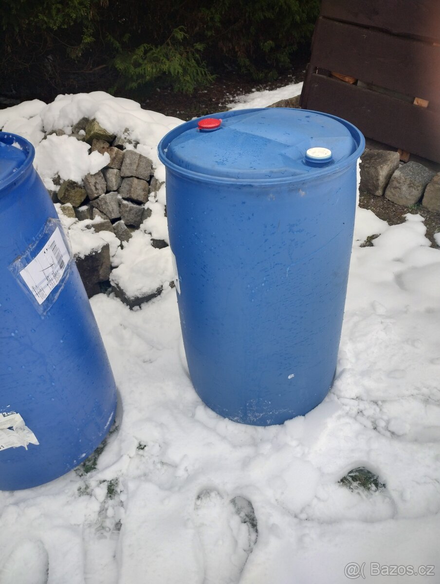 Plastový sud.