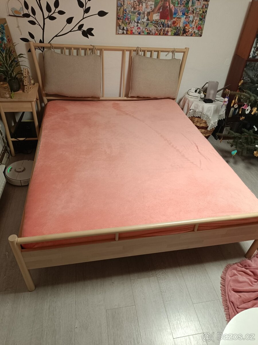 Postel s matrací a stolečkem