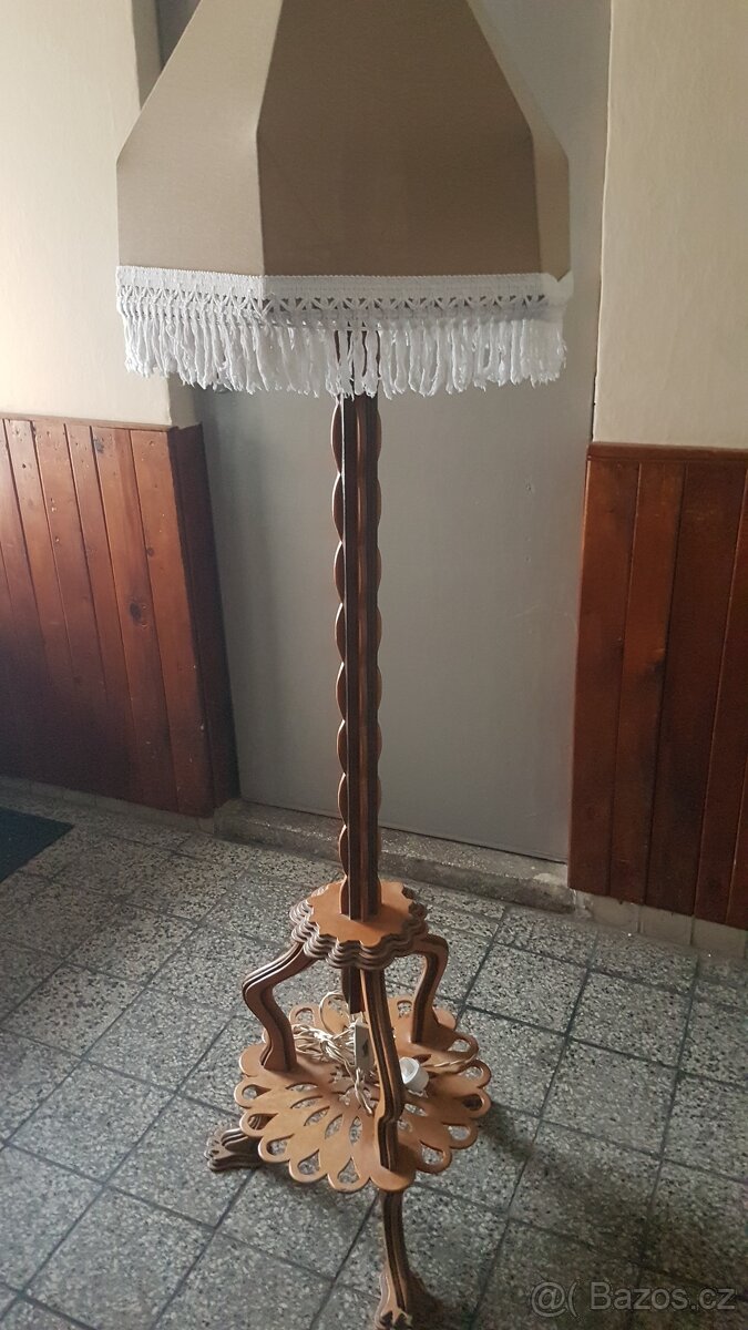 Stojící lampa