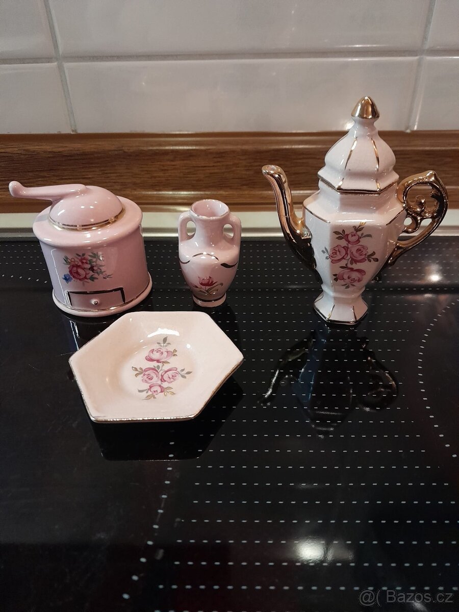 Miniatura růžového porcelánu