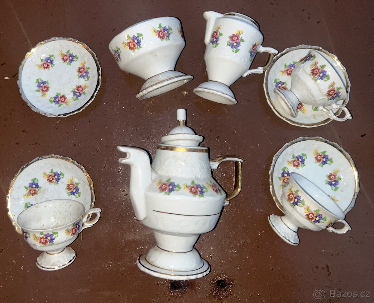 Sada starožitného porcelánu