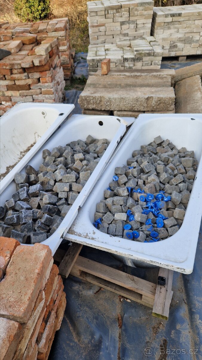 Dlažební kostky. Menší