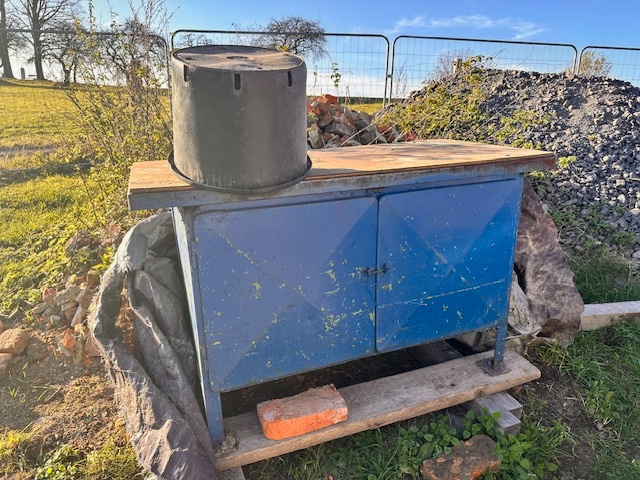 PRACOVNÍ MASIVNÍ STUL