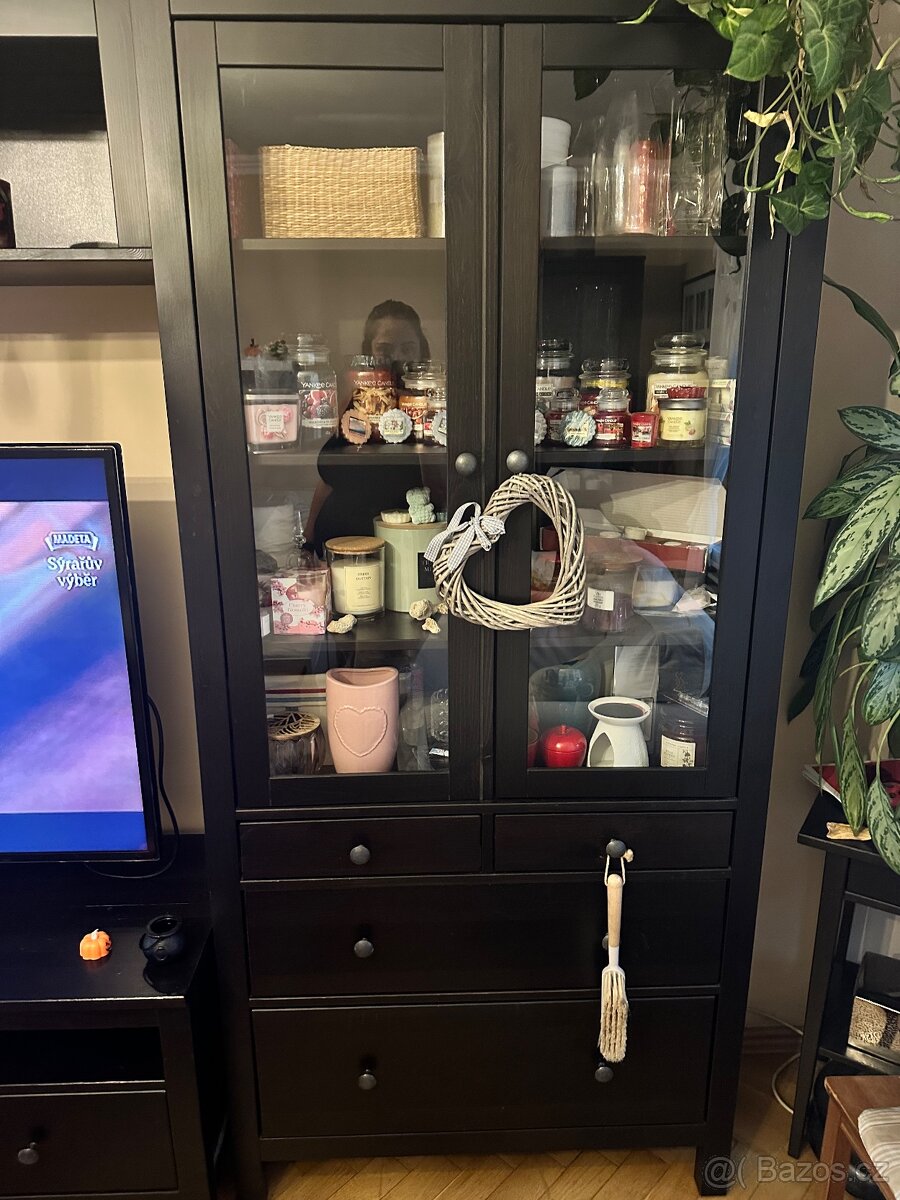Ikea hemnes vitrína s šuplíky