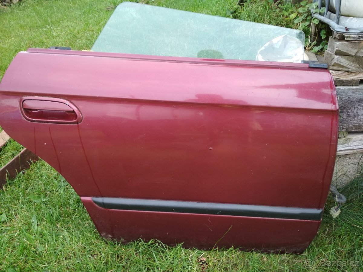 Subaru Legacy pravé zadní dveře - rv. 1998 - 2003