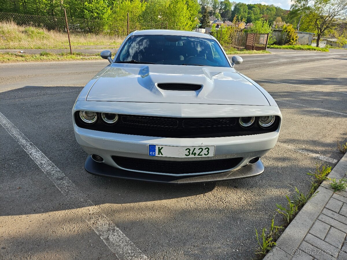 Dodge Challenger 5.7 Hemi NEHAVAROVANÉ