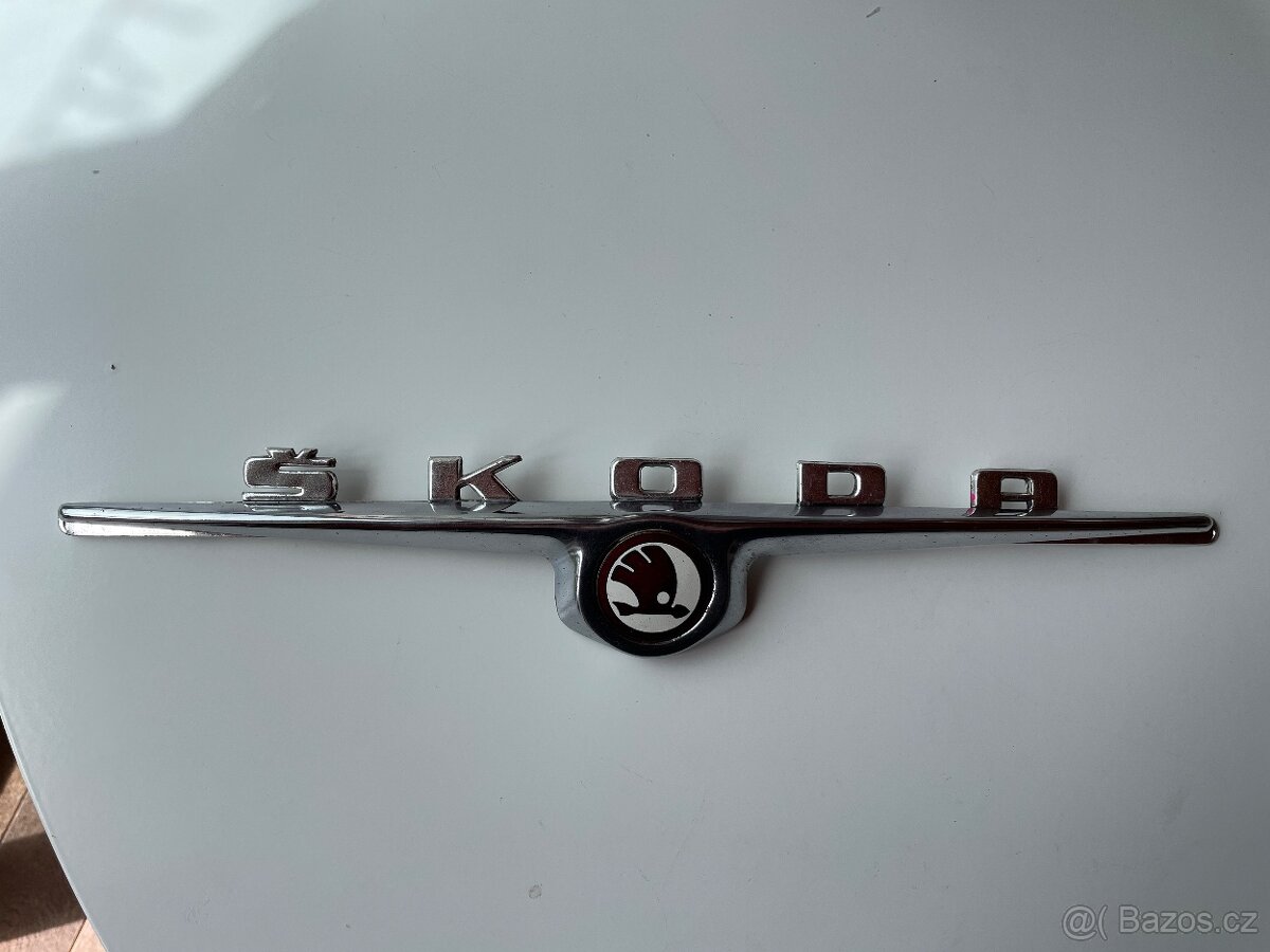 Znak na přední kapotu Škoda 1000 MB