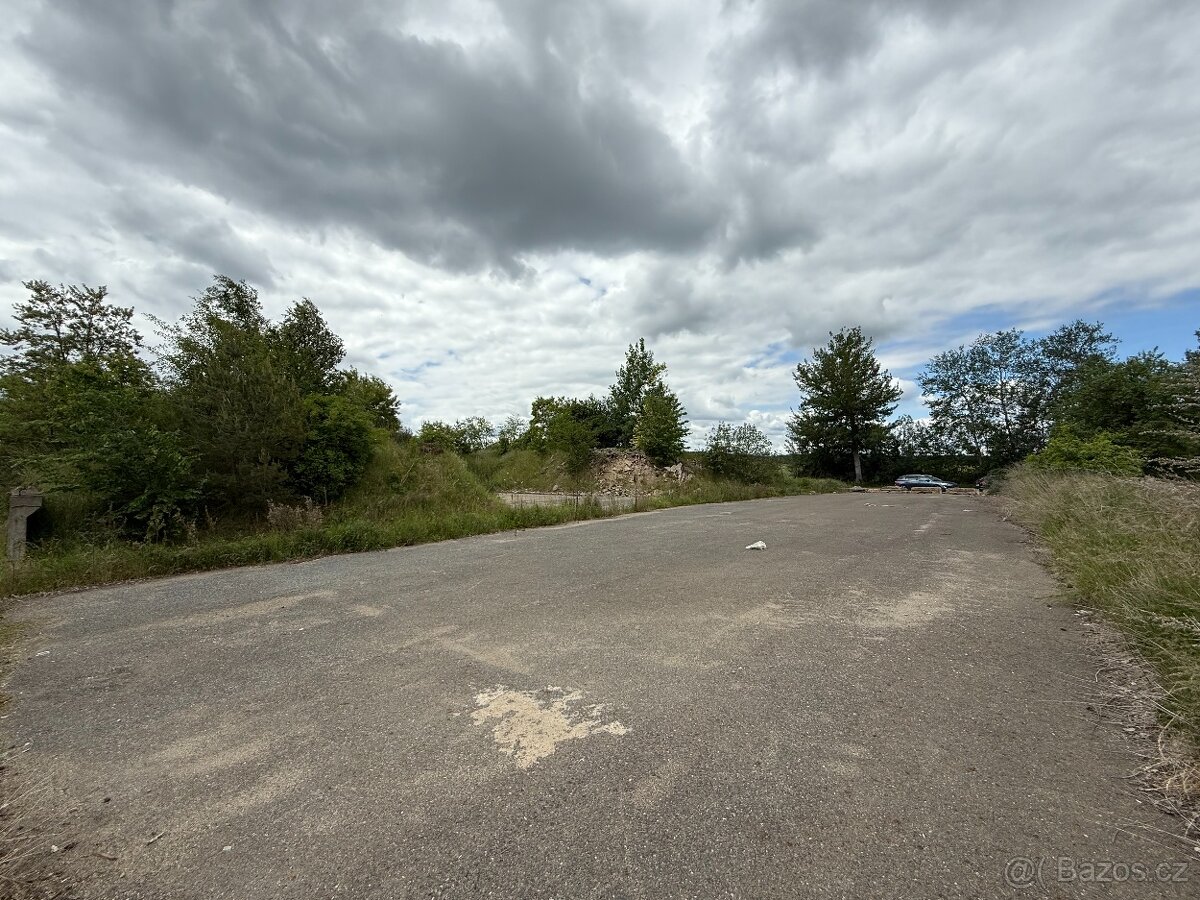 VYASFALTOVANÝ POZEMEK 3.531m2 PRO AUTOKEMP dálnice D5 EXIT93