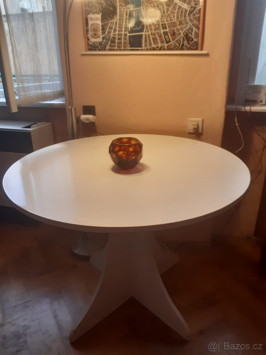 kulatý bílý stůl