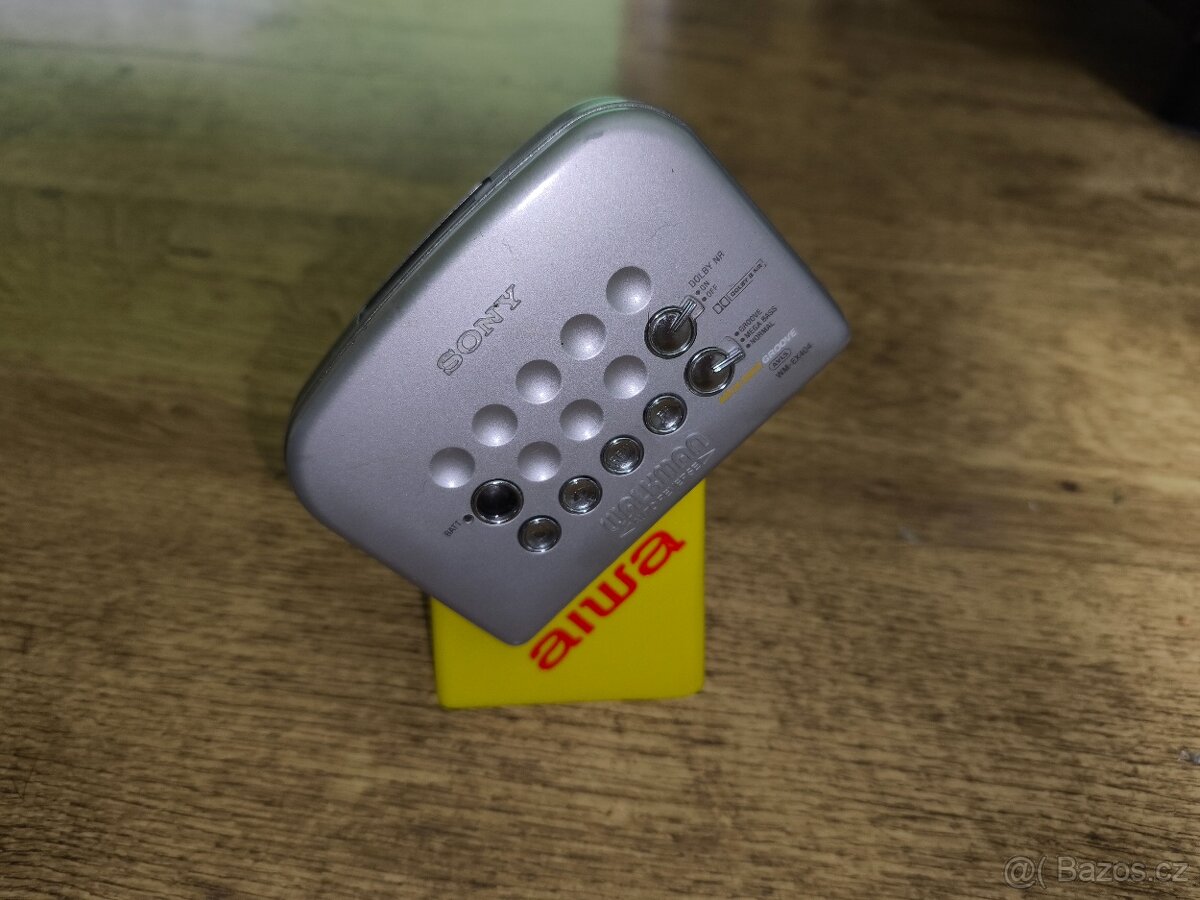 Autoreverzní Walkman SONY WM-EX404 + stojánek Aiwa ,čti popi