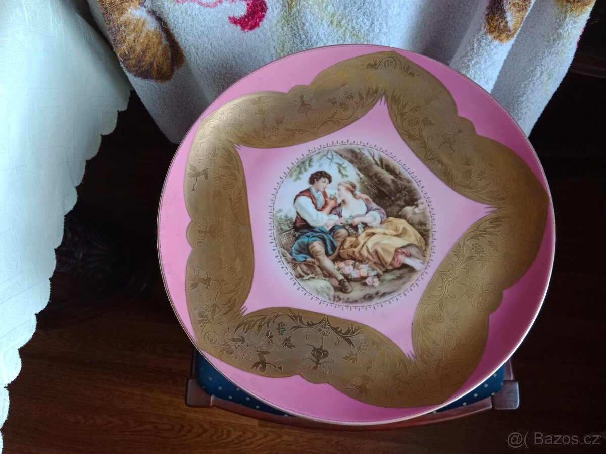Pěkný starý zdobený nástěnný porcelánový talíř