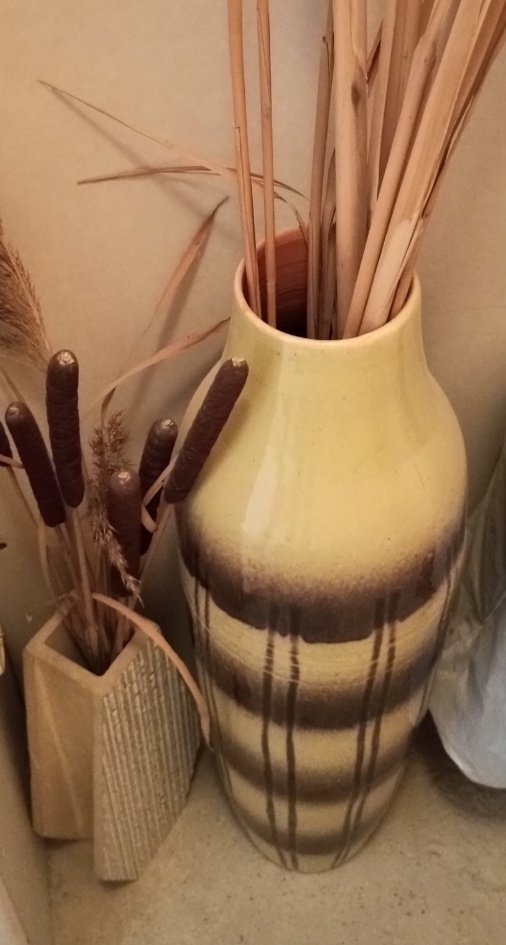 Prodám z pozůstalosti retro vázy, hrnky....