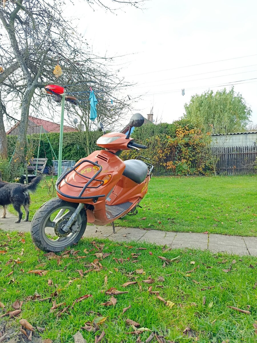 skútr kymco kb50 dezolátní stav
