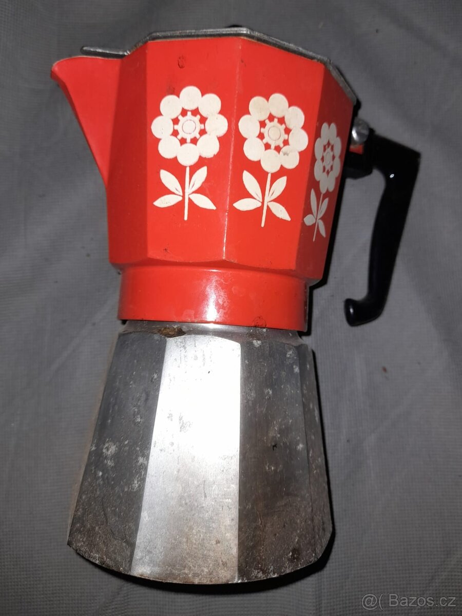 Stará kovová konvička na kávu