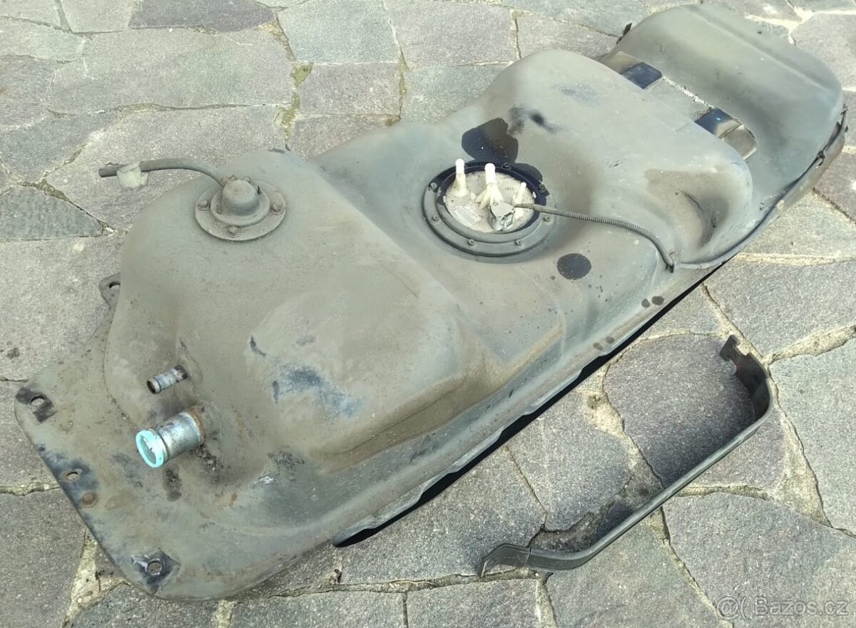 Ssangyong Rexton II. Nádrž Bez koroze, kompletní+kryt+držák