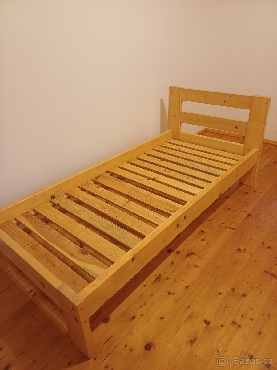 Dřevěná masivní postel